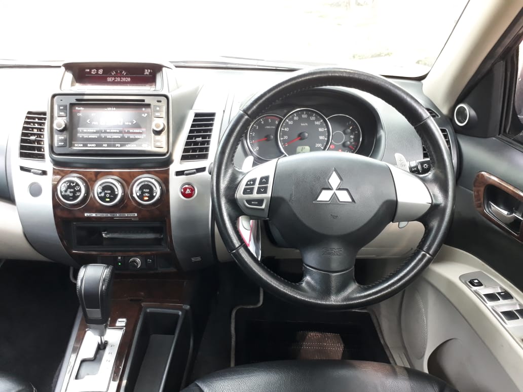 Mobil Mitsubishi Pajero Sport Dakar 4x2 Automatic 2014